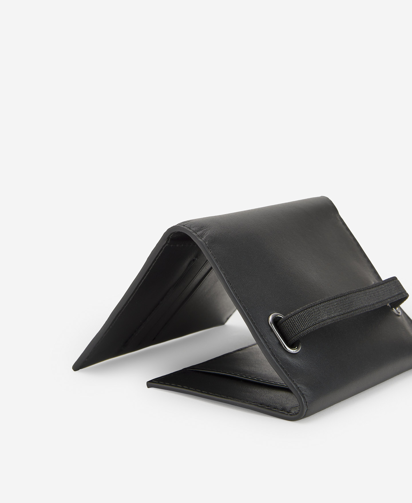 Cartera tríptico en piel negra image number 2