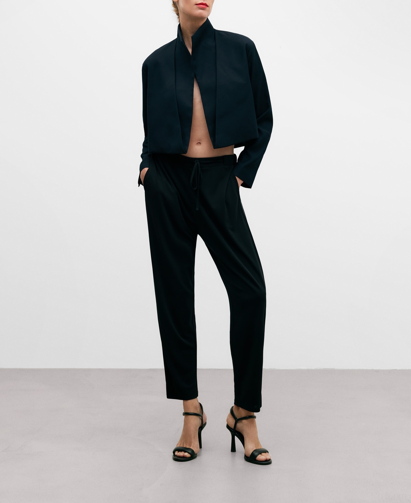 Pantalón jogger negro image number 1