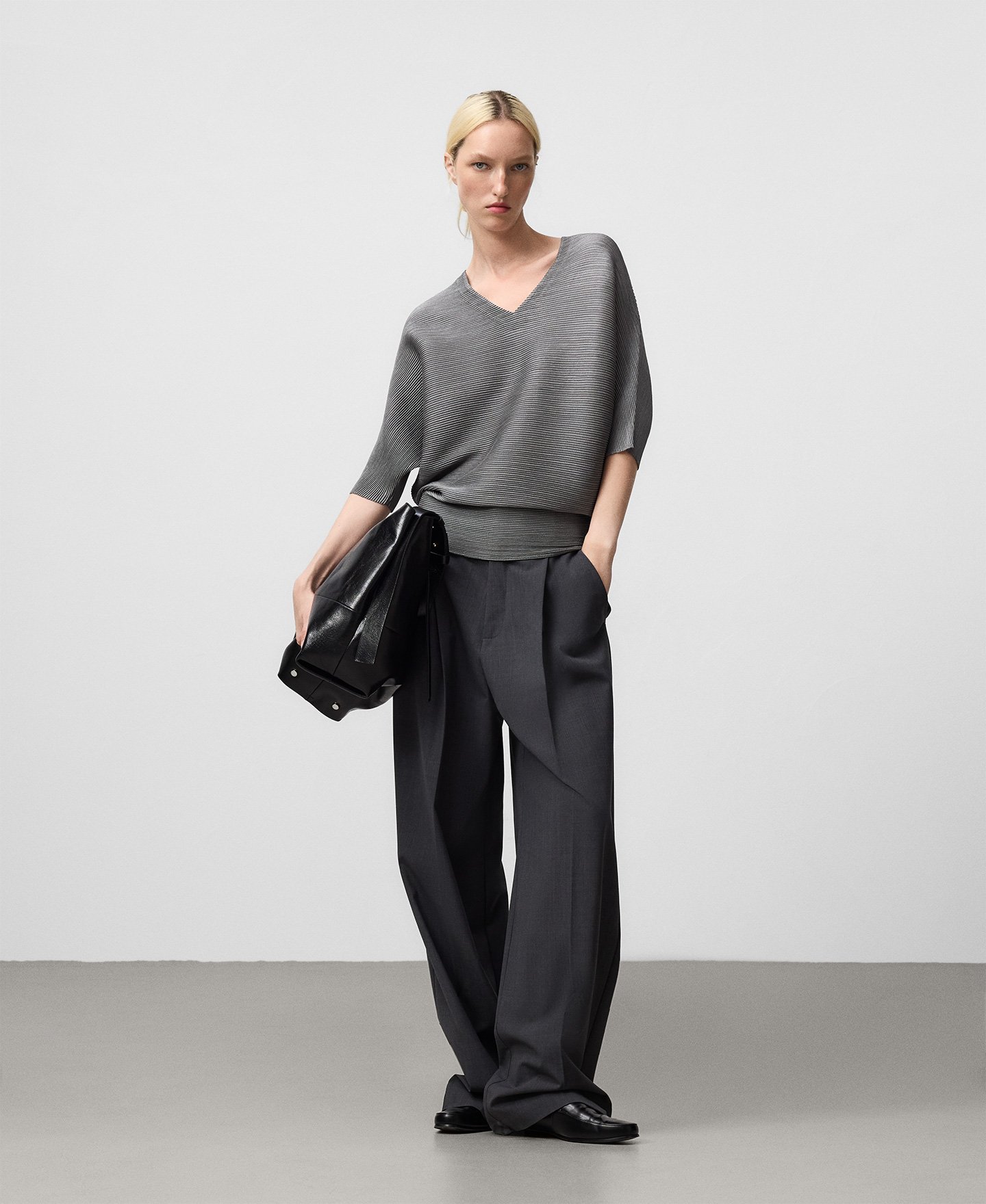 V-neck crinkle top woman image number 1