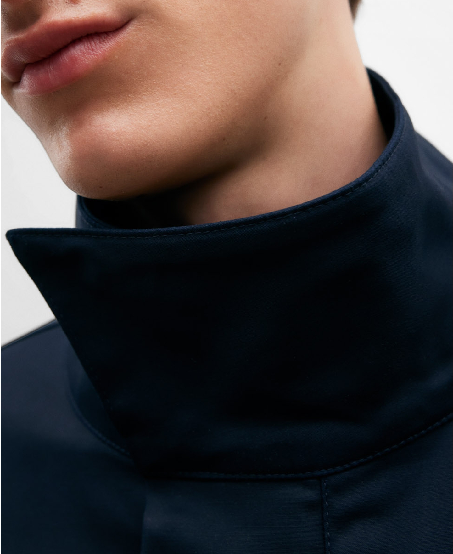 Parka larga con cuello mao azul image number 3