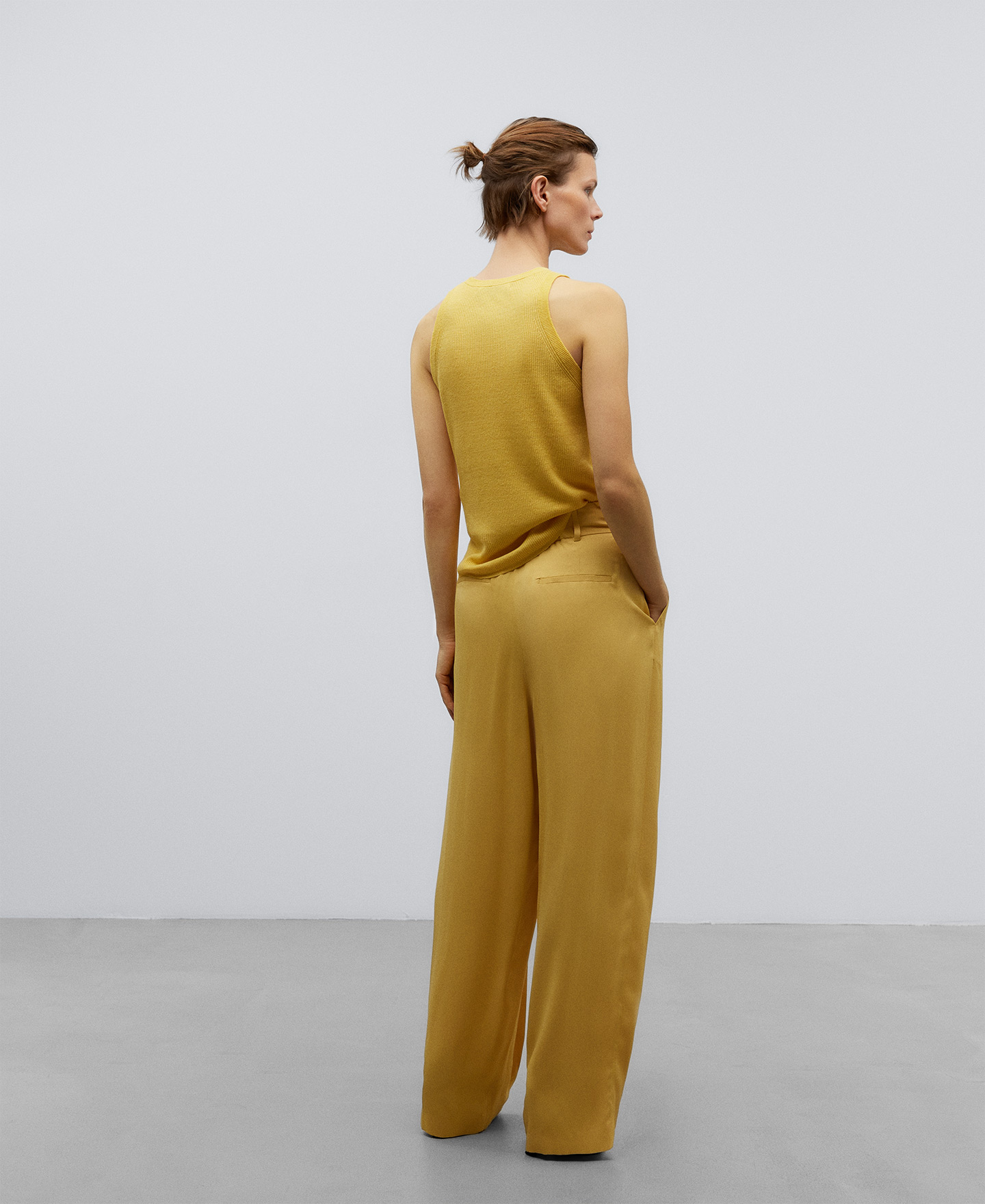 Pantalón recto amarillo mujer image number 2
