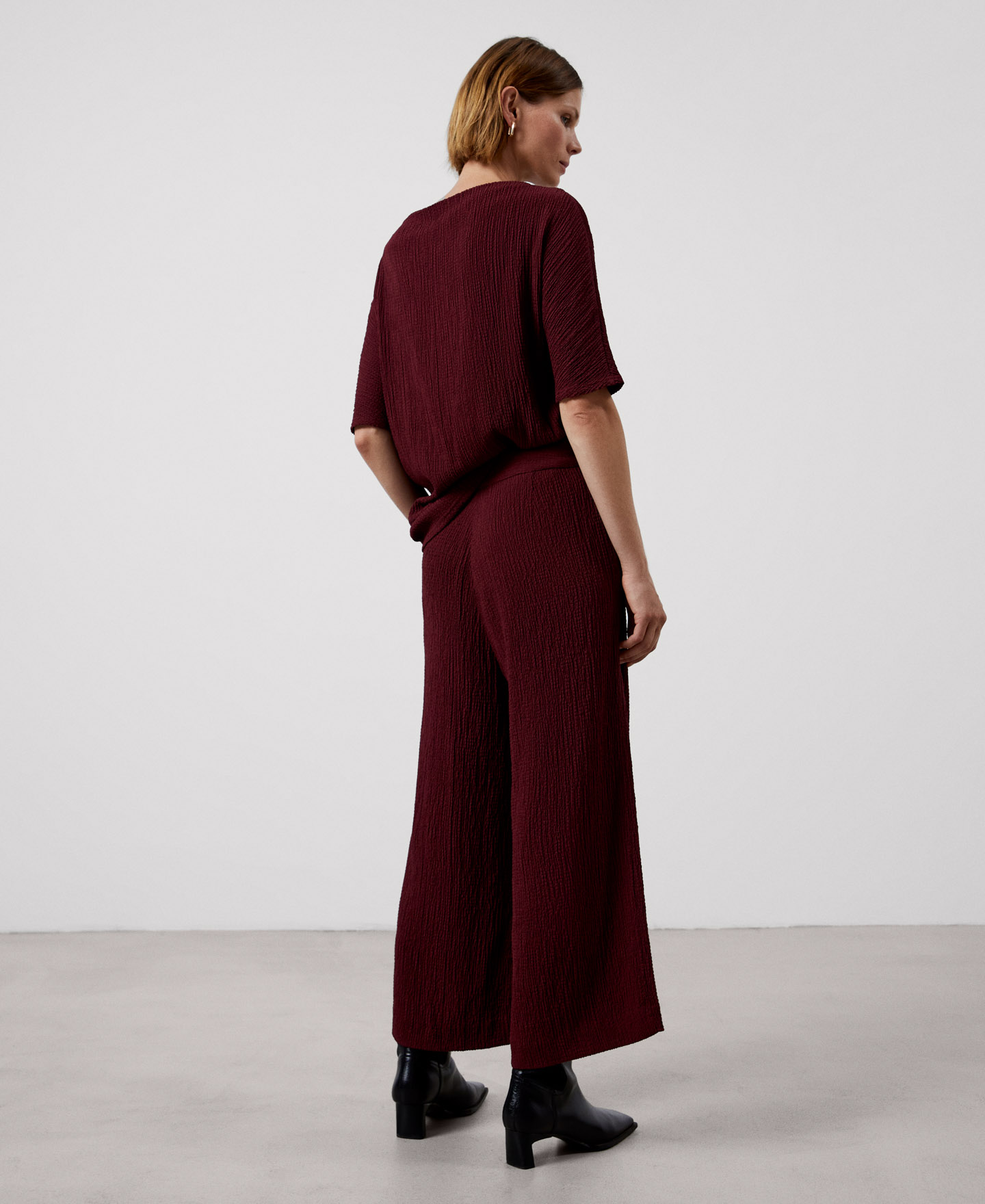 Long and loose trousers image number 2