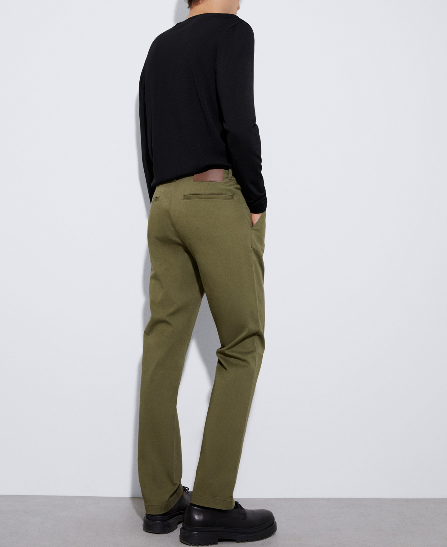 Pantalón chino en algodón responsable image number 2