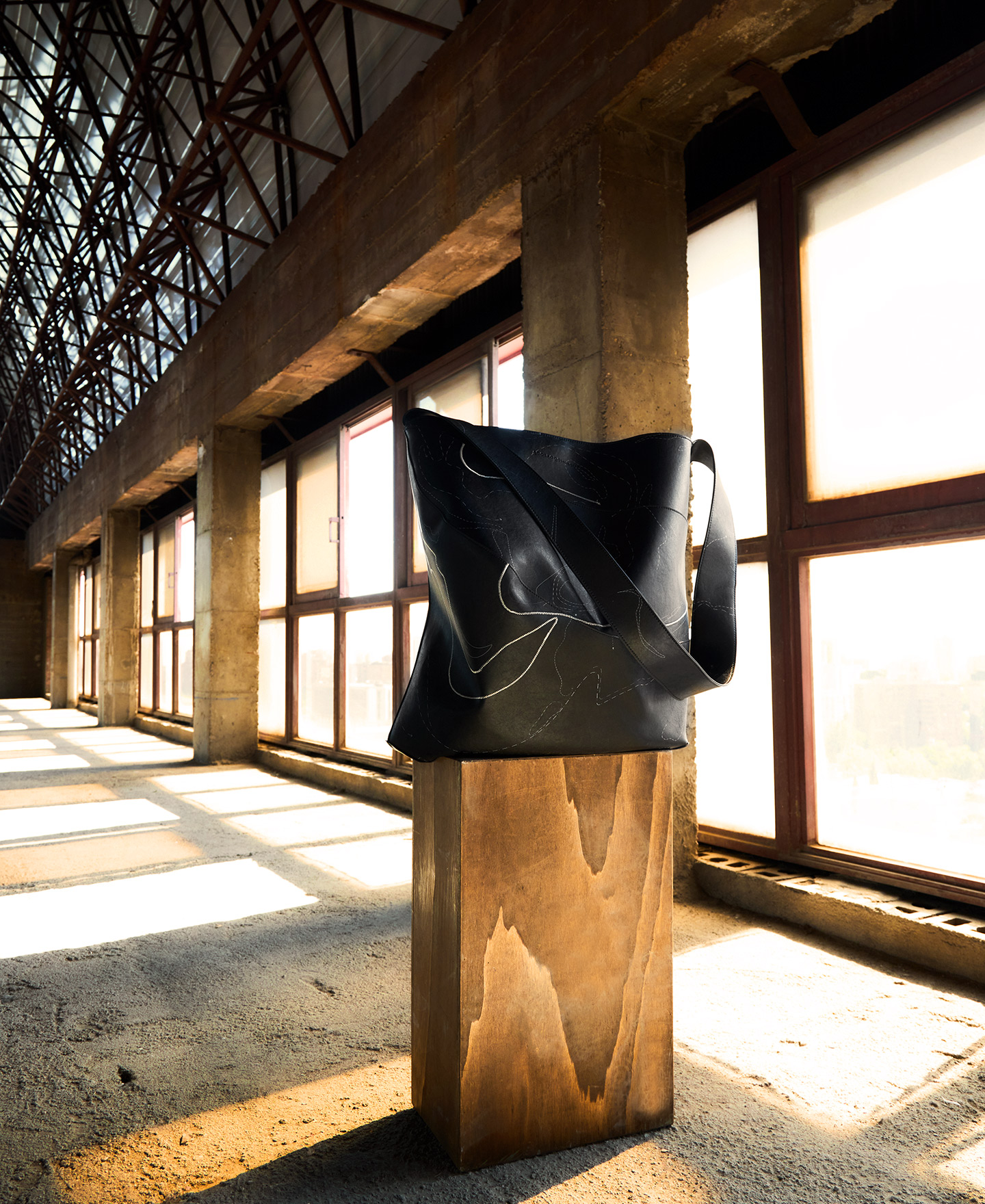 Unstructured maxi shopper bag man image number 4