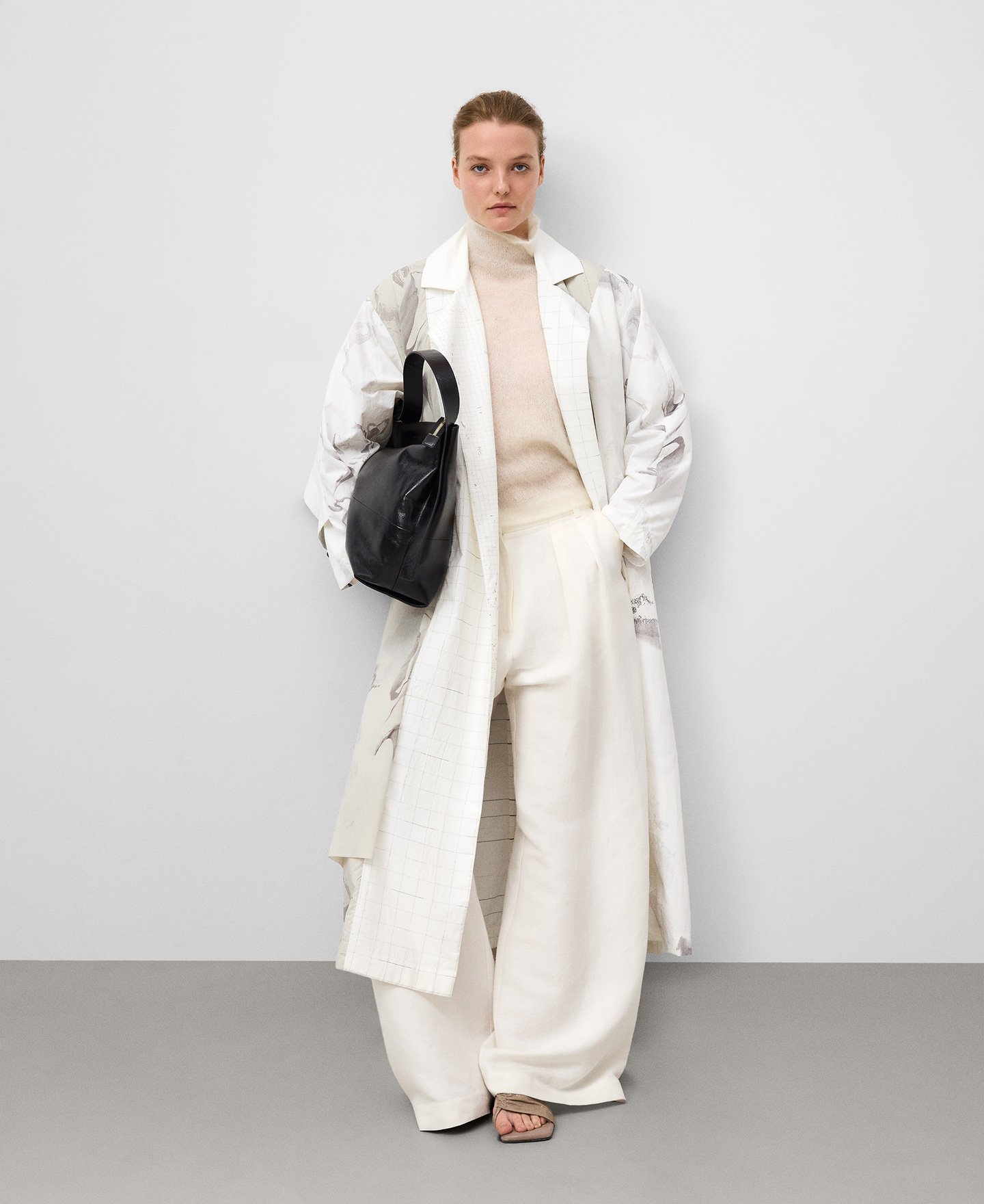 Gabardina oversize estampada mujer image number 1