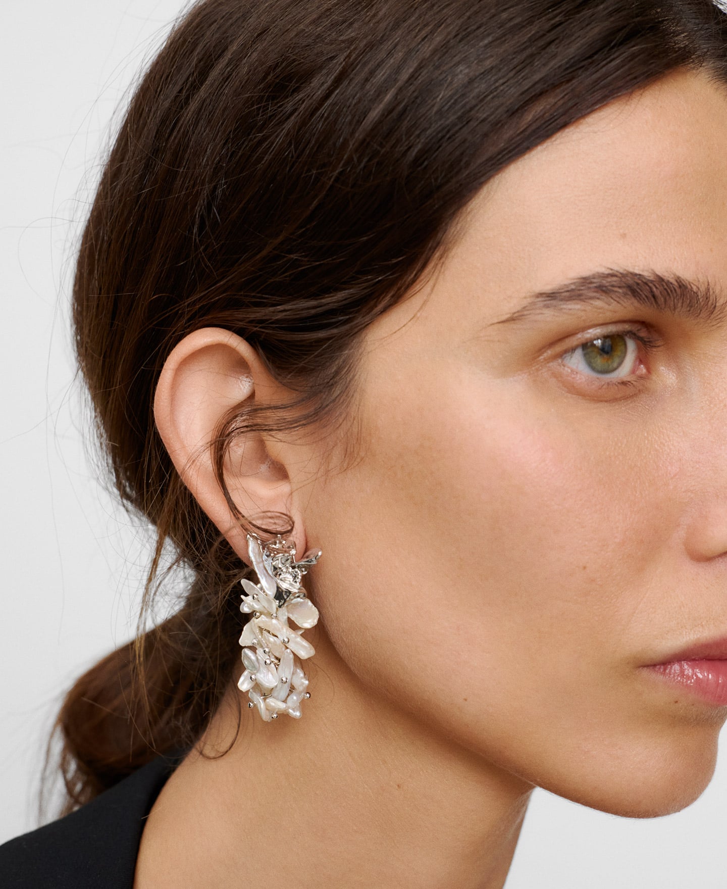 Metal piece and pearl earrings image number 3