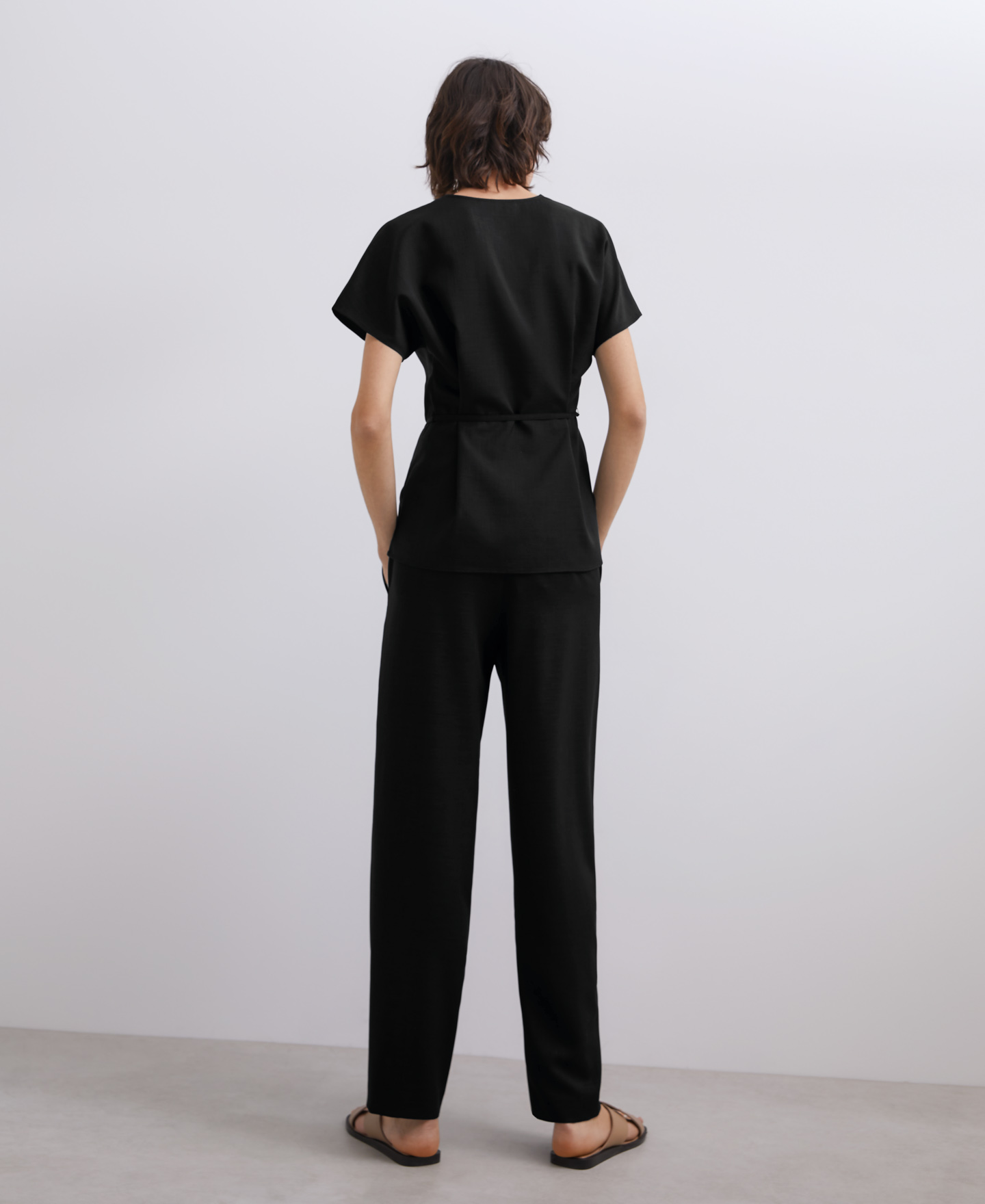 V neckline top with belt image number 2
