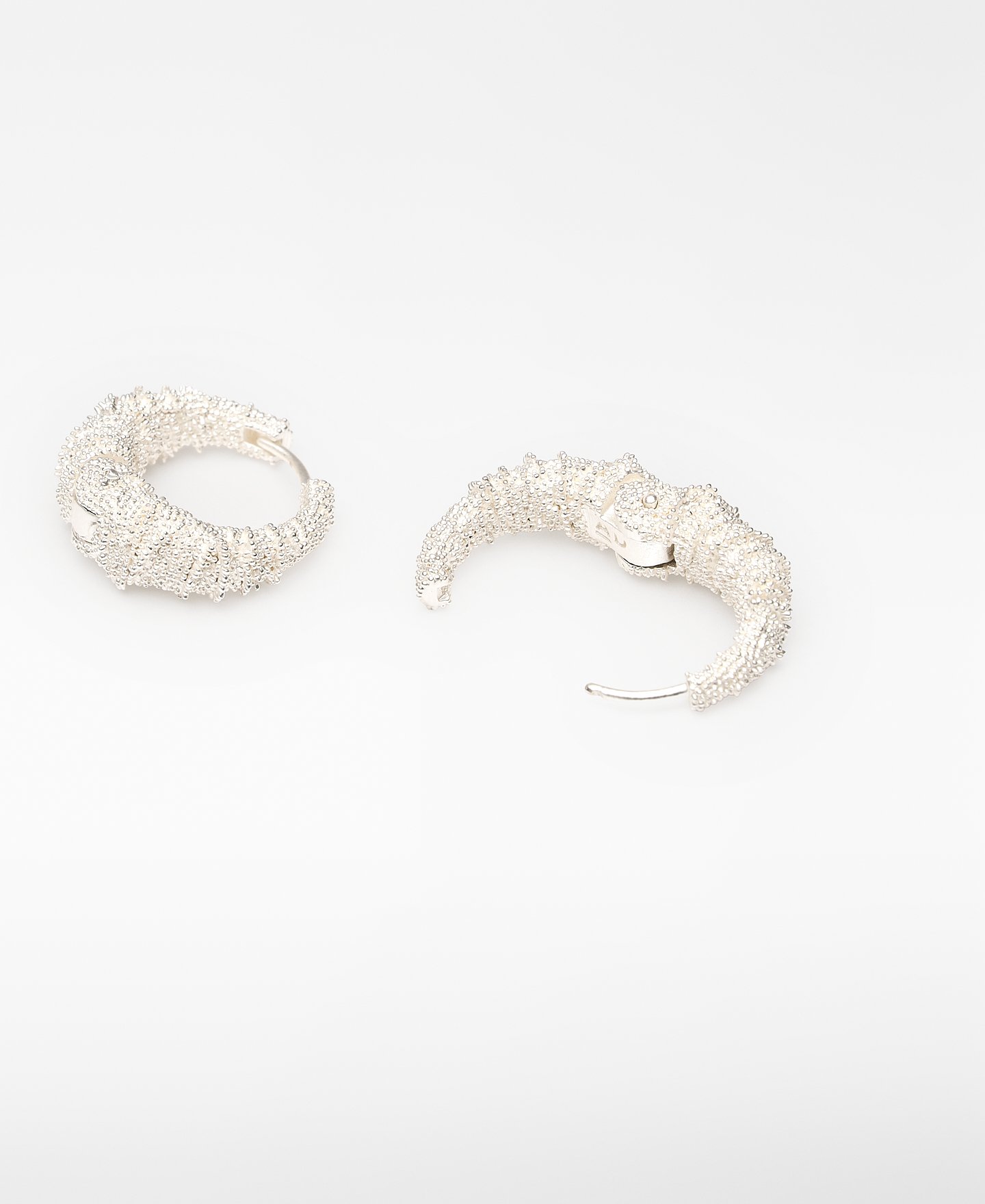 Textured metal hoops woman image number 2