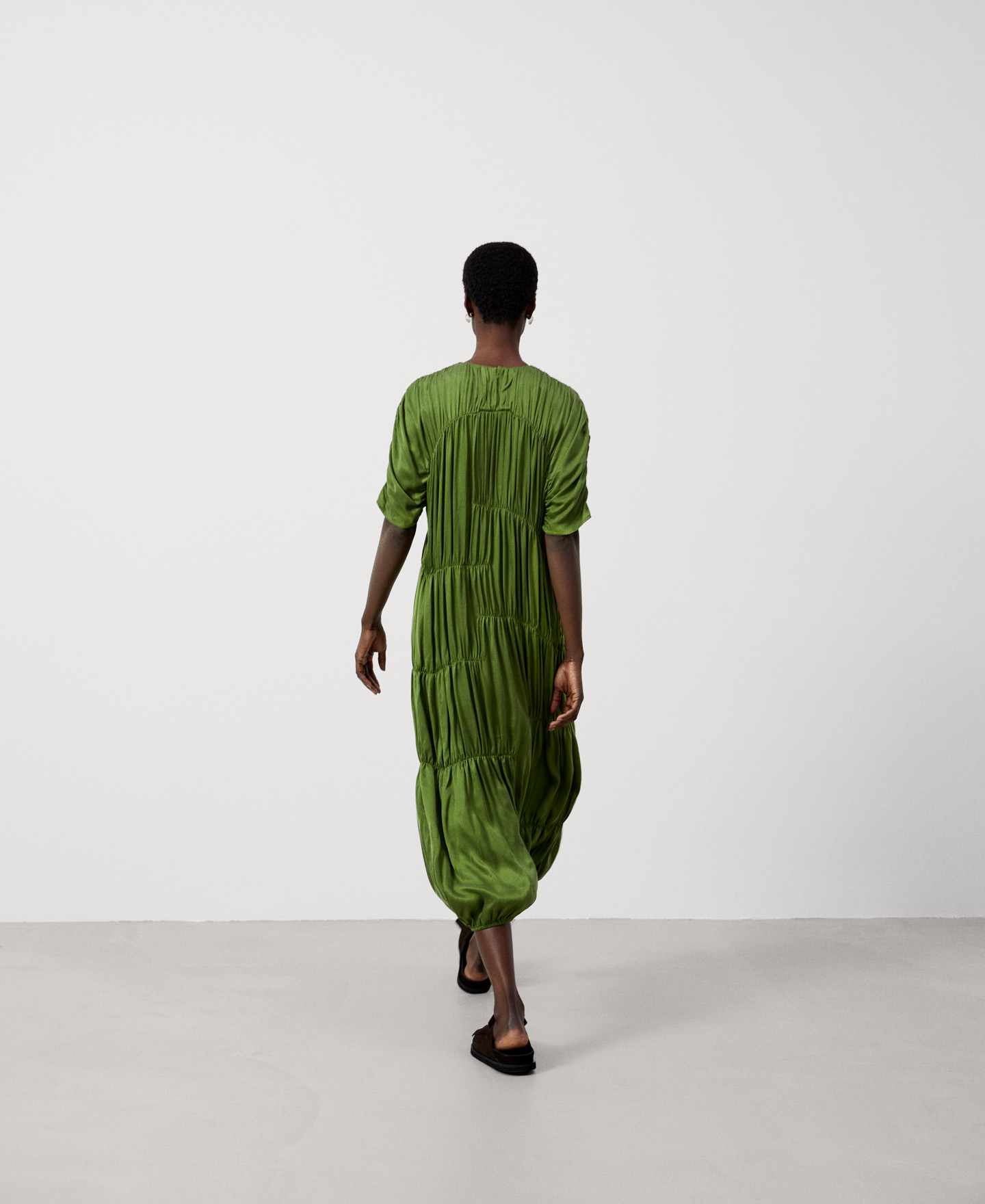 Robe midi en cupro image number 2