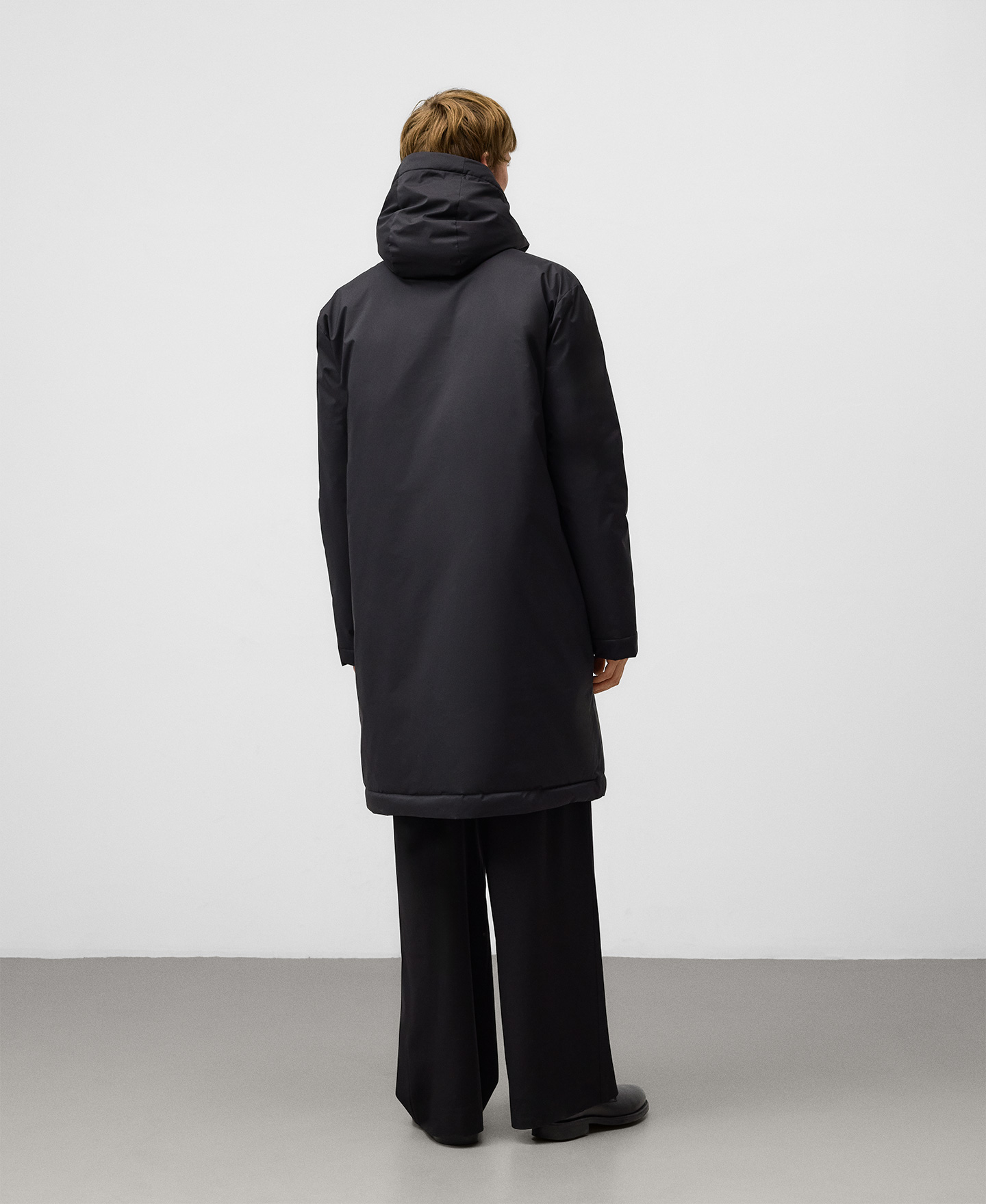 Parka larga con capucha hombre image number 2
