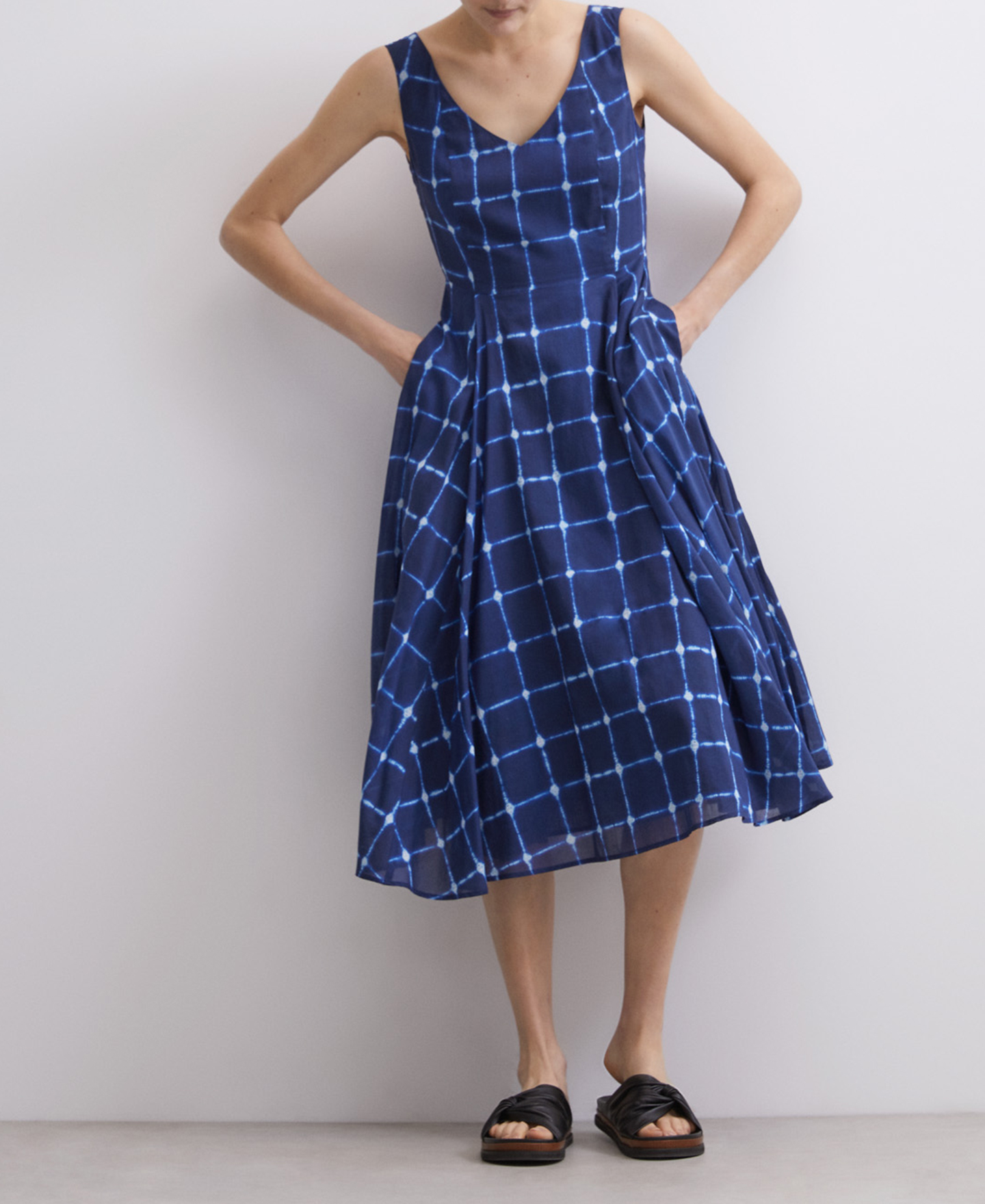 Vestido midi estampado escote pico image number 3
