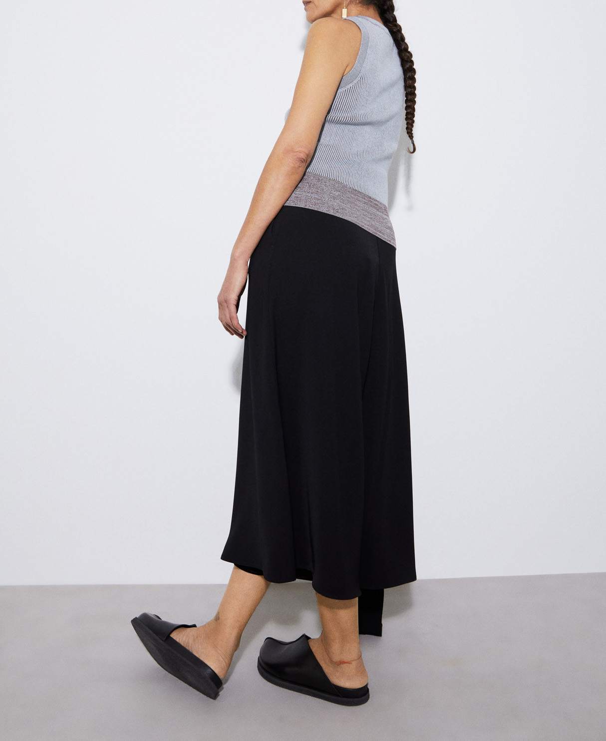 V-neck top in plated knit image number 2