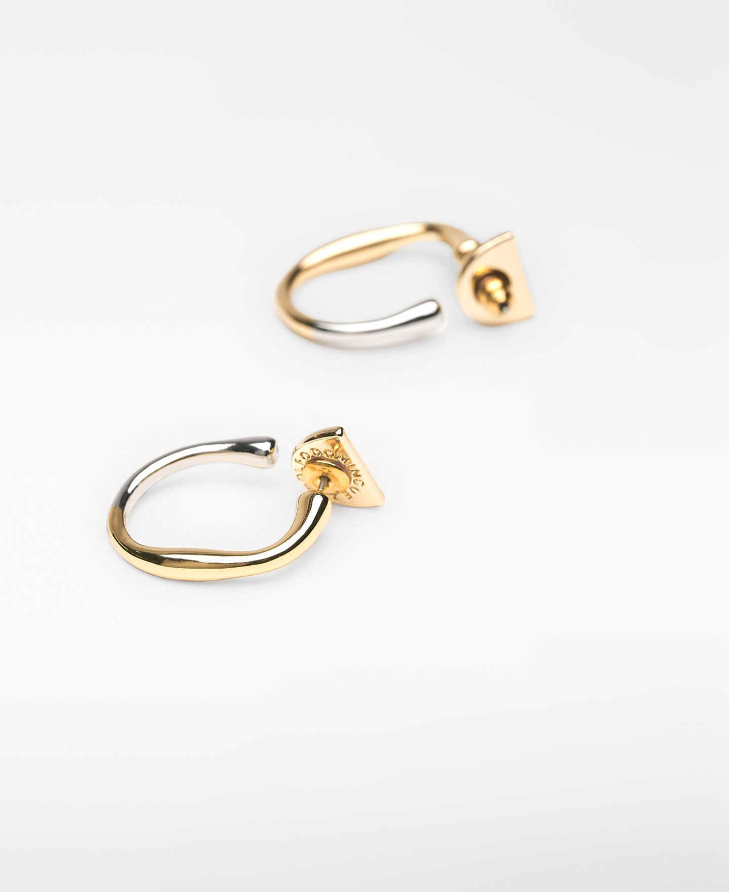 Double-lacquered metal hoops woman image number 2