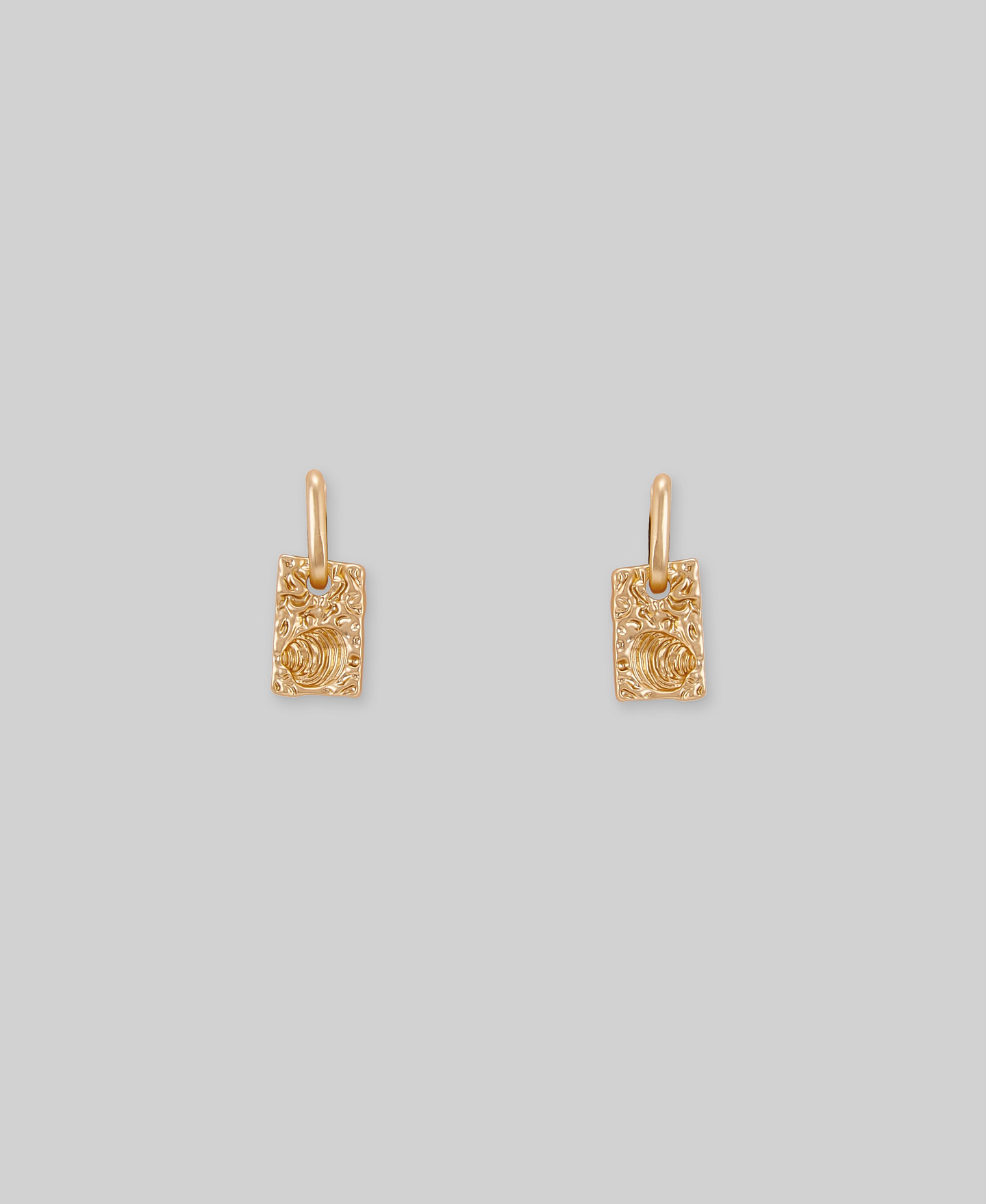 Golden earrings with shell relief woman image number 0