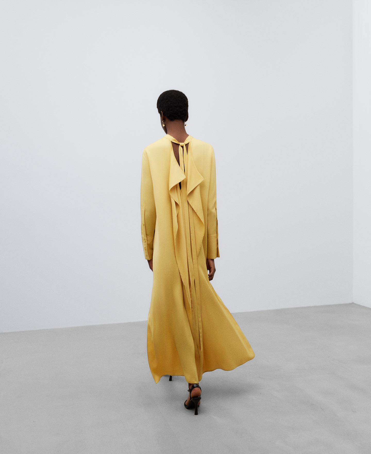 Vestido largo amarillo mujer image number 2