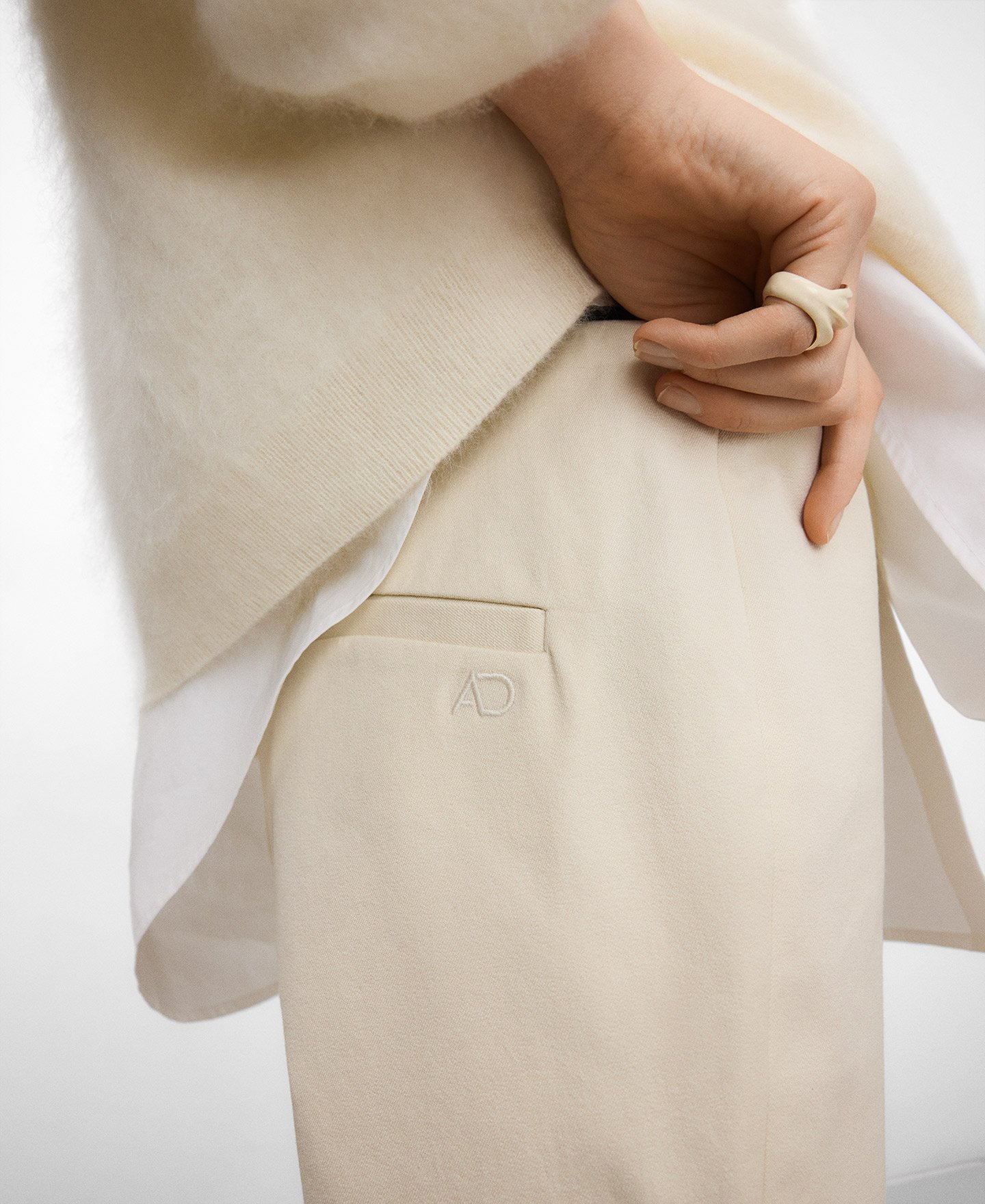 Pantal&oacute;n tobillero corte entallado image number 3