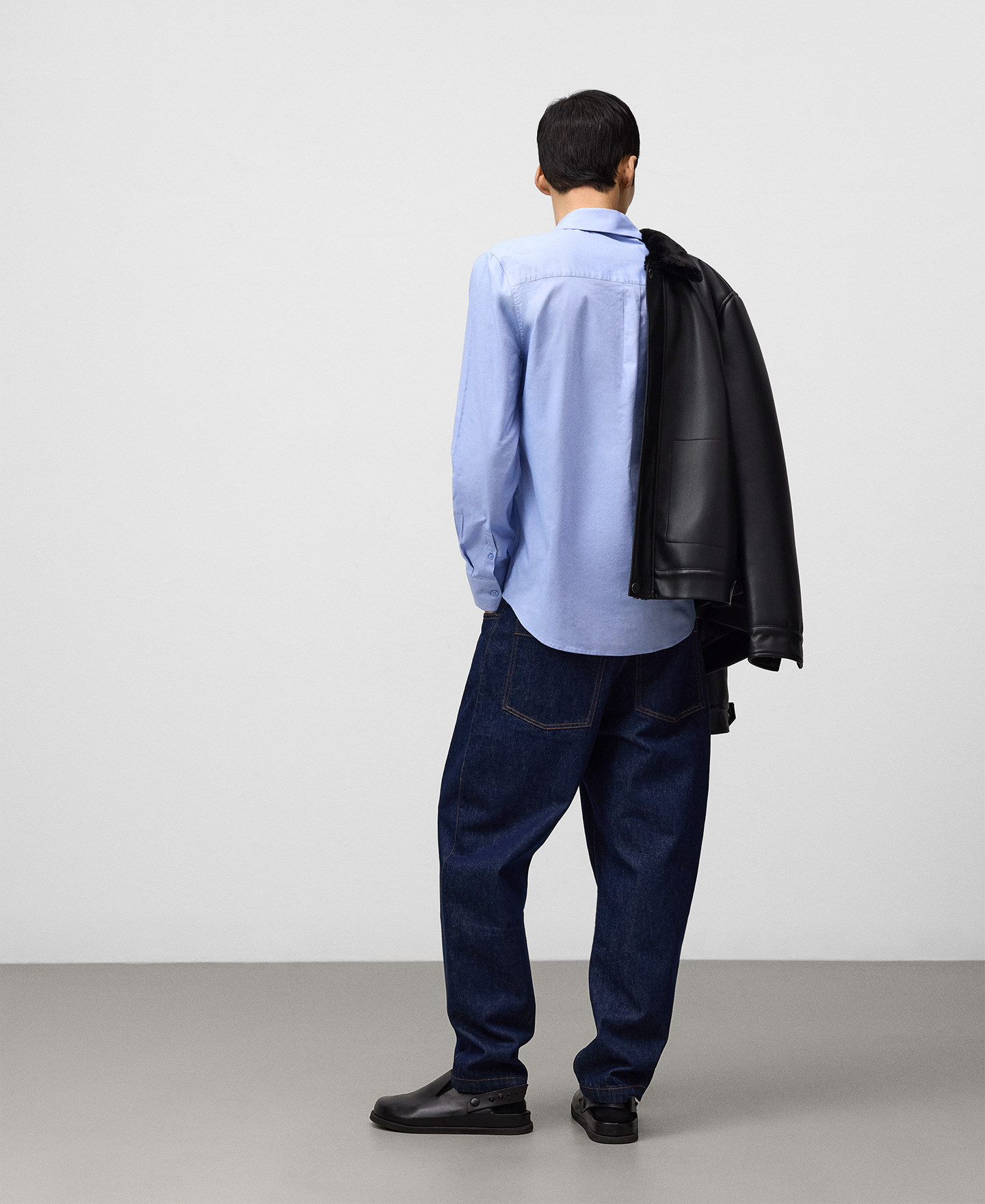 Camisa regular fit cuello solapa hombre image number 2