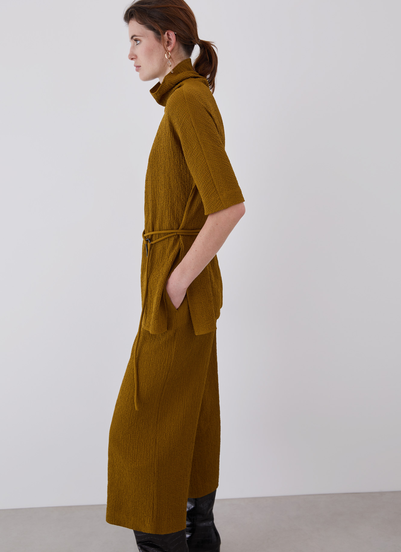 High collar long top with waist cord image number 3