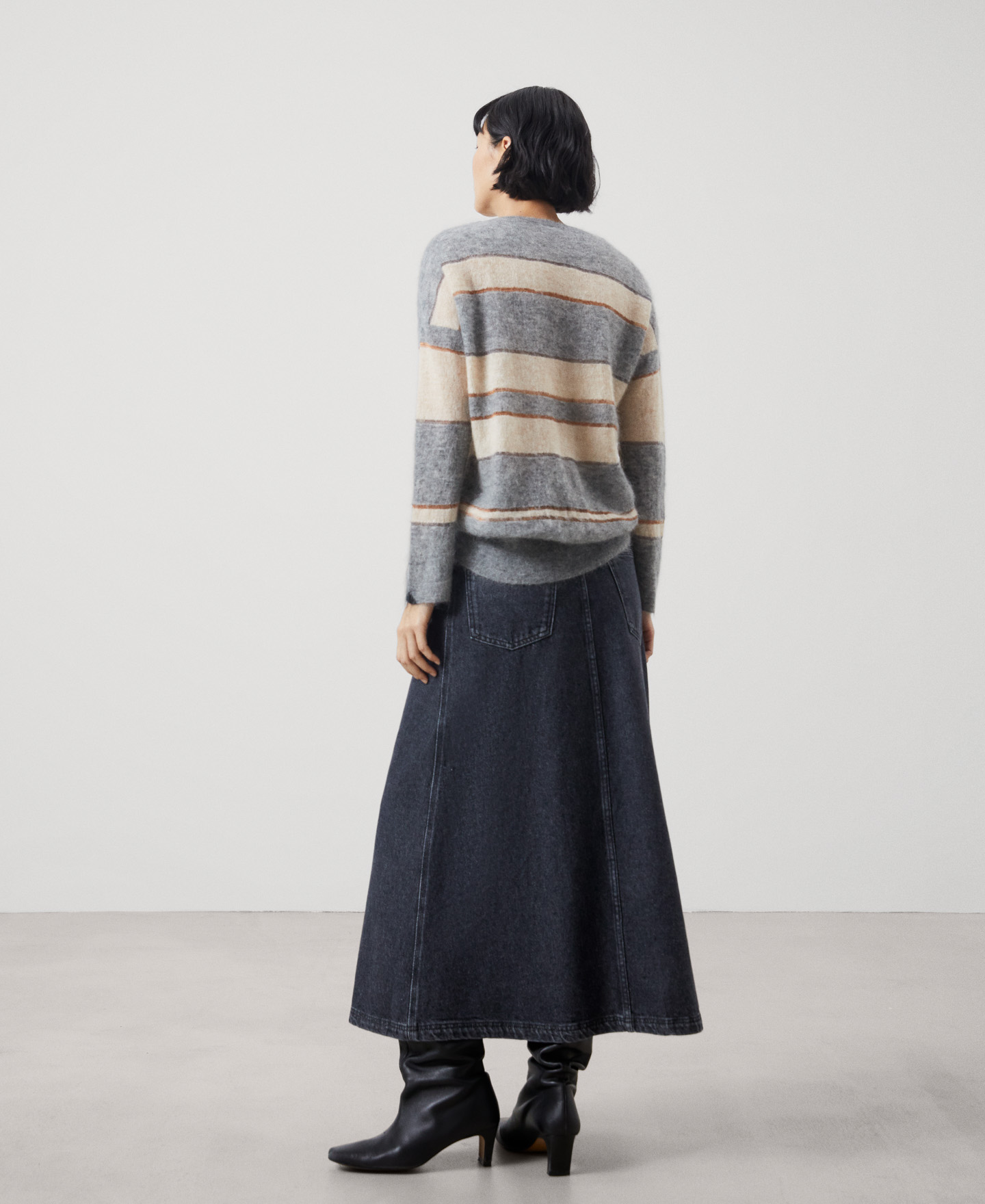 V-neck mohair knitted sweater image number 2