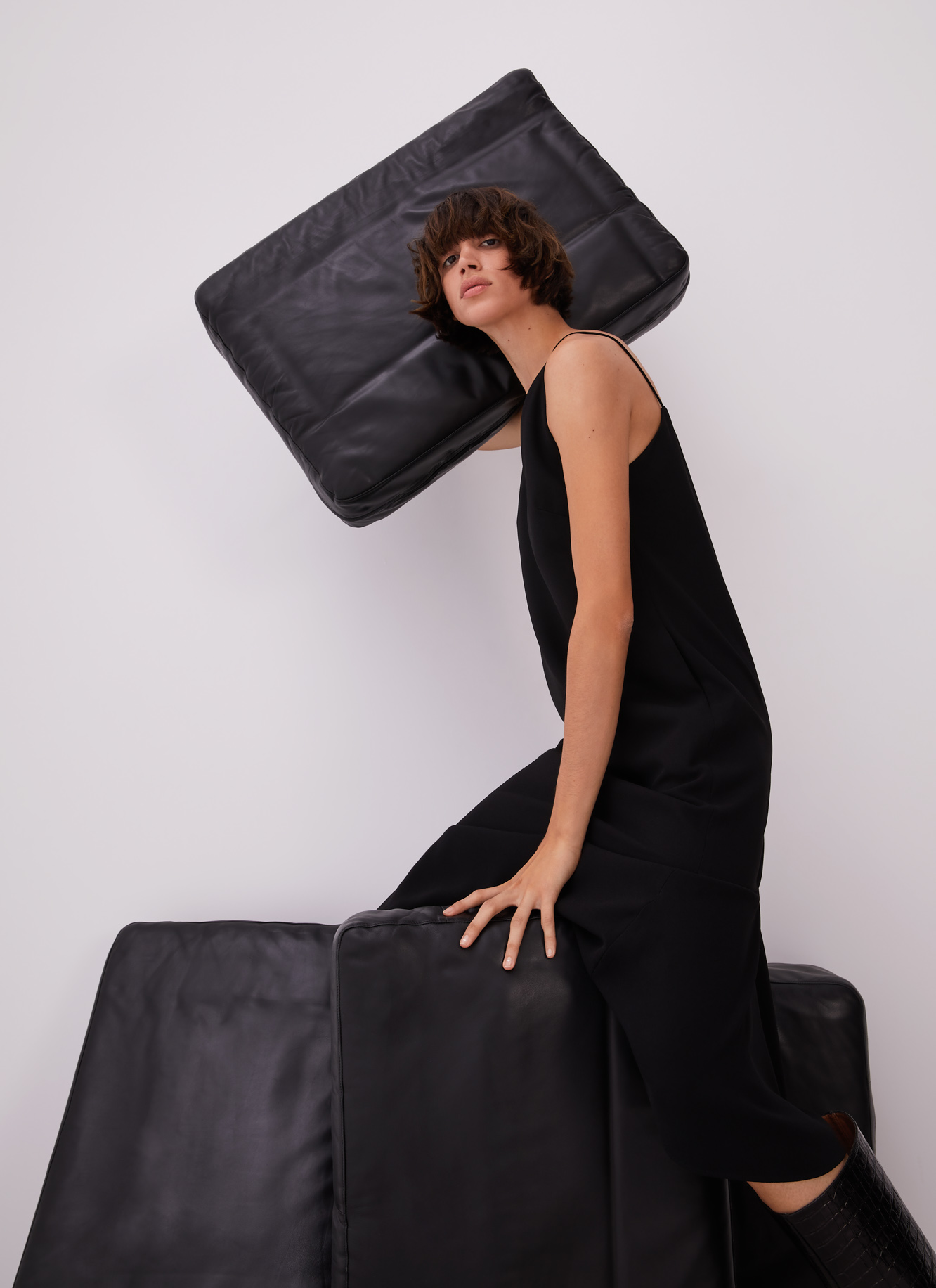Sleeveless midi black dress image number 4